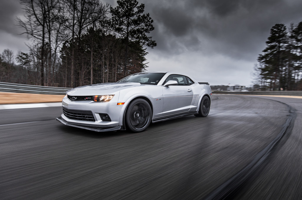 2014-chevrolet-camaro-z28-front-three-quarter-in-motion-03